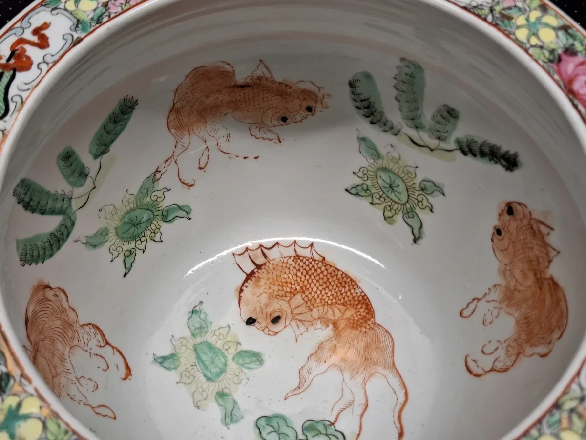 Chinese Famille Rose porseleinen vissenkom / jardinière met vogels, bloemen en goudvissen