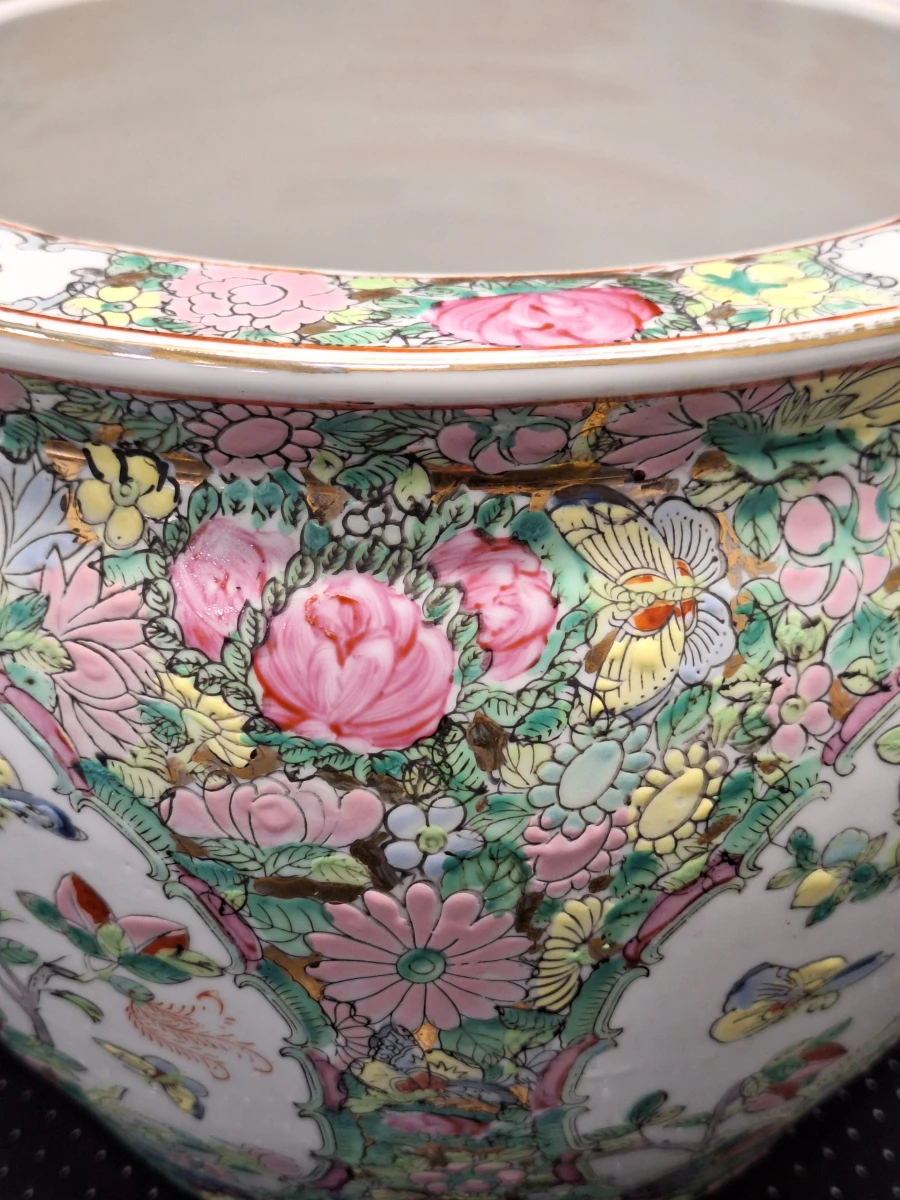 Chinese Famille Rose porseleinen vissenkom / jardinière met vogels, bloemen en goudvissen
