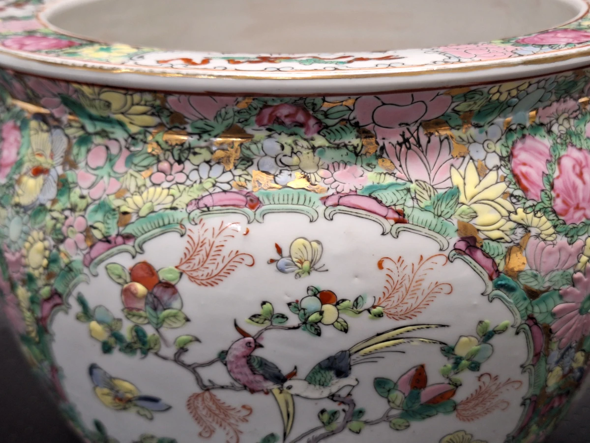 Chinese Famille Rose porseleinen vissenkom / jardinière met vogels, bloemen en goudvissen