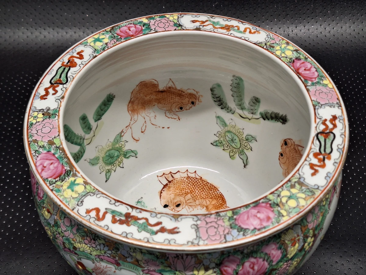 Chinese Famille Rose porseleinen vissenkom / jardinière met vogels, bloemen en goudvissen