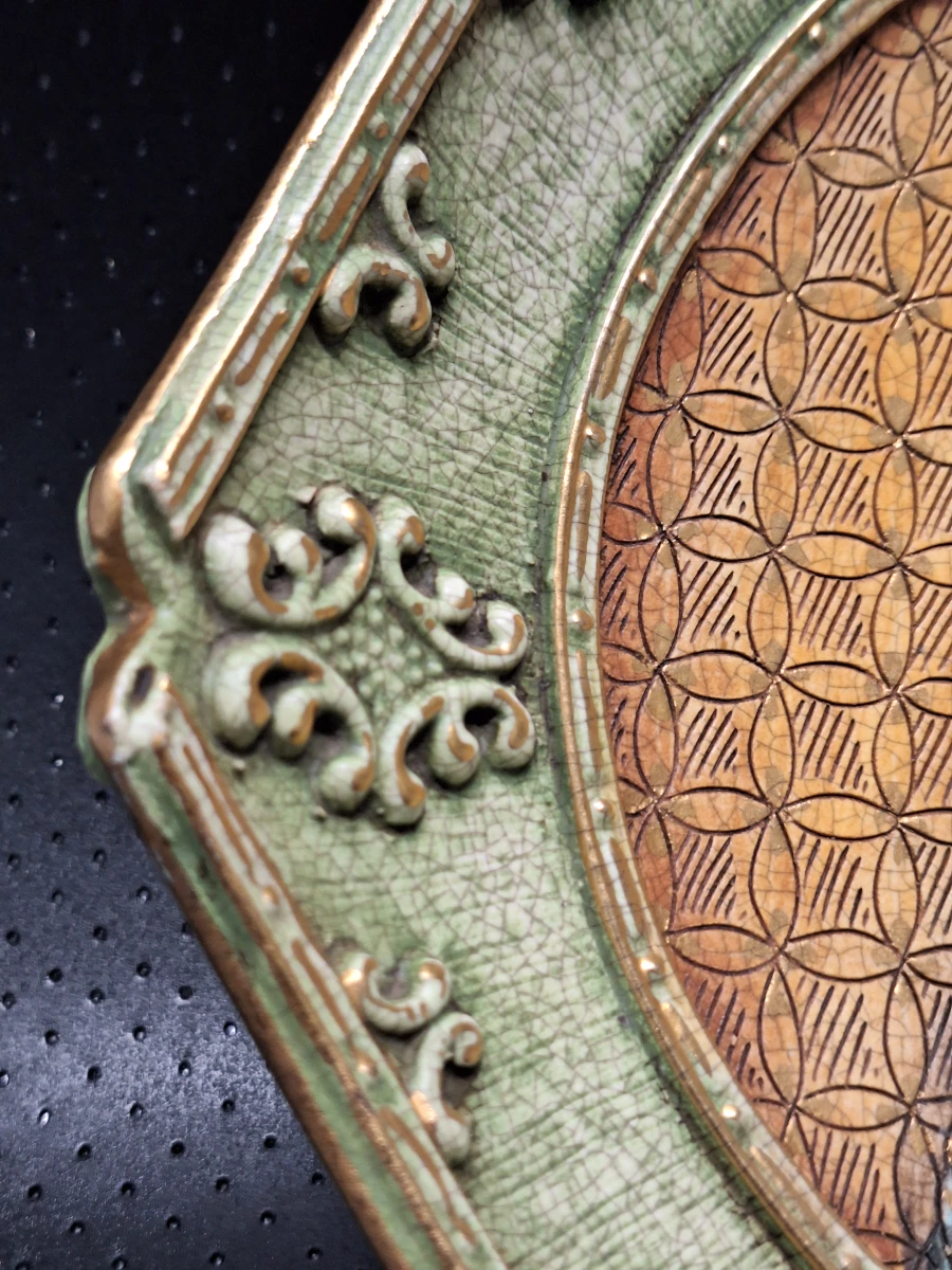 Zeshoekige Italiaanse decoreerschaal uit Deruta