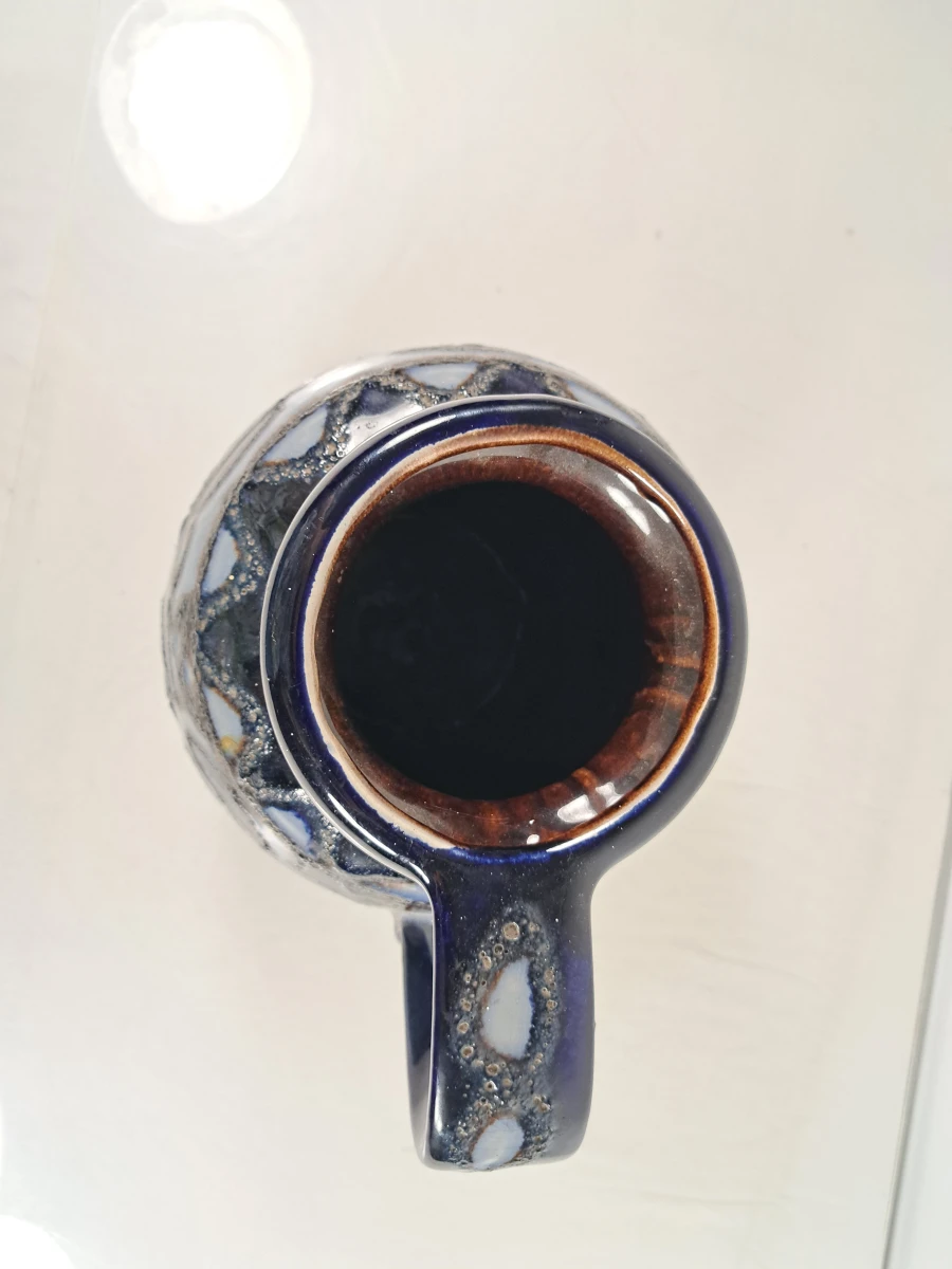 Vintage West-Germany vaas met handvat en donkerblauw-lichtblauw decoratie