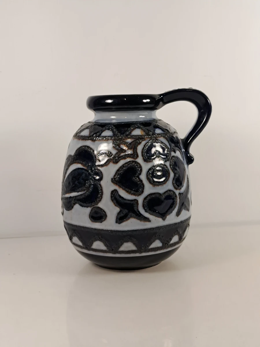 Vintage West-Germany vaas met handvat en donkerblauw-lichtblauw decoratie