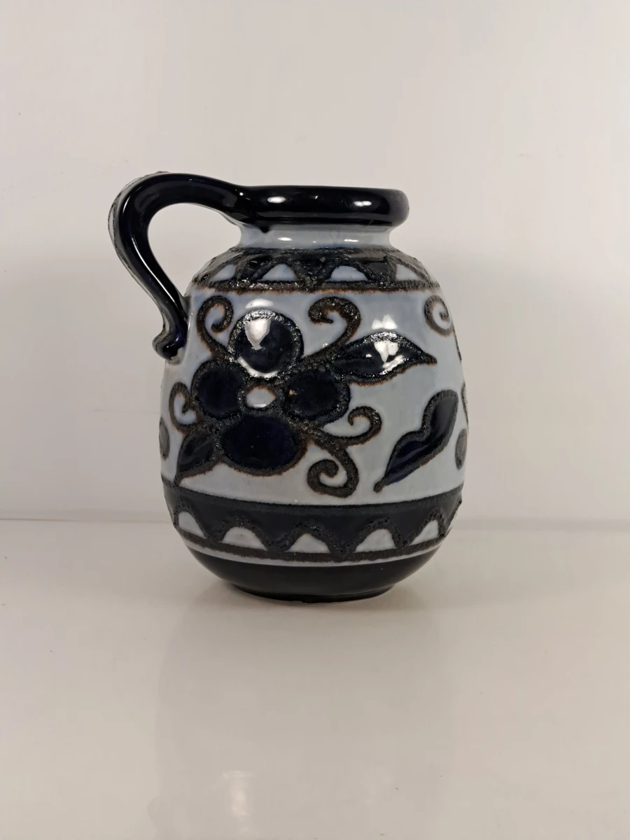 Vintage West-Germany vaas met handvat en donkerblauw-lichtblauw decoratie