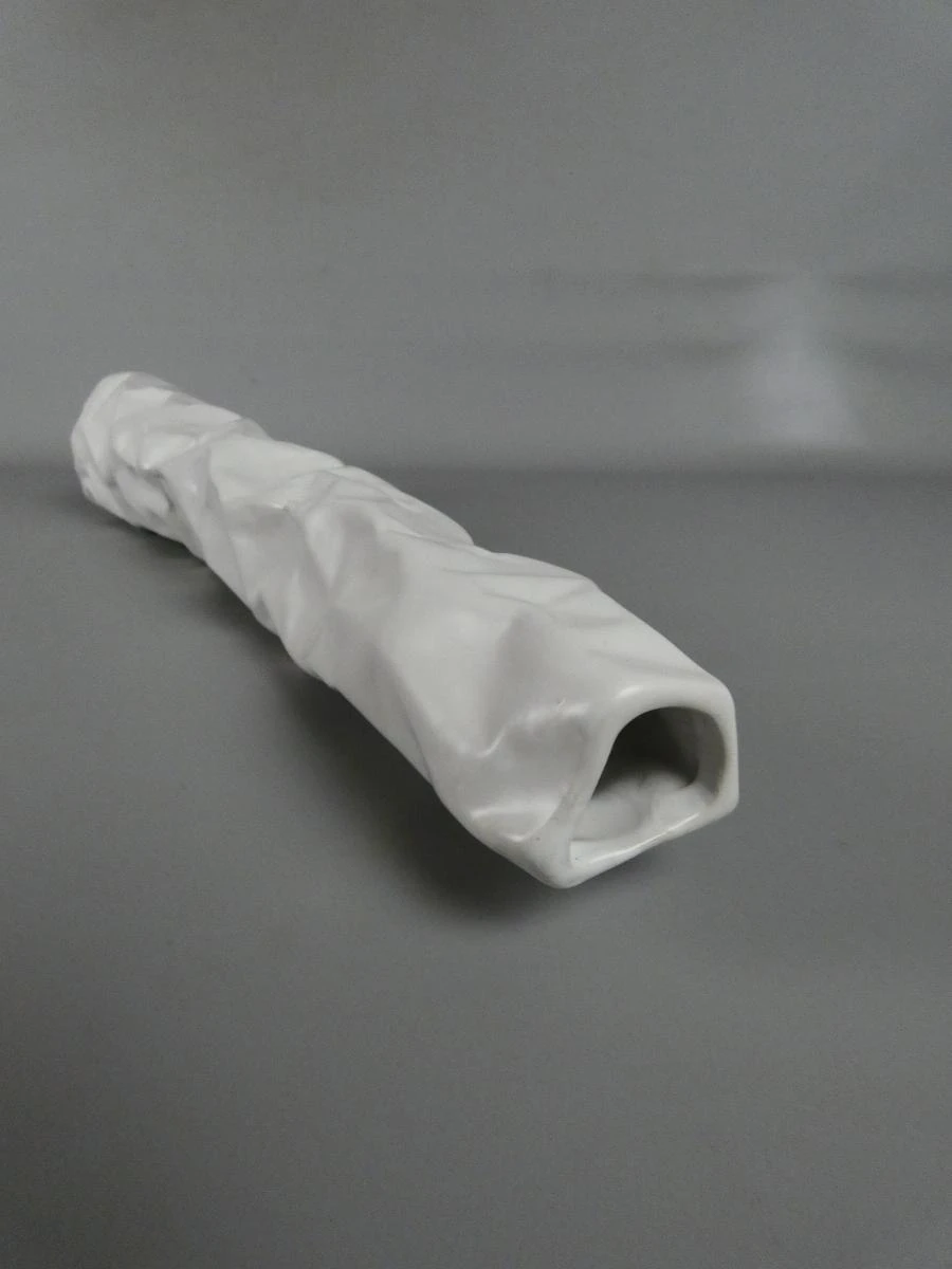 Witte keramische vaas met gerimpeld design