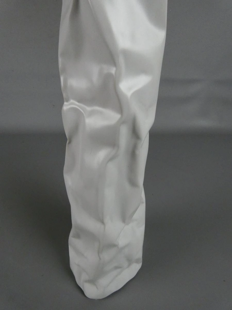 Witte keramische vaas met gerimpeld design