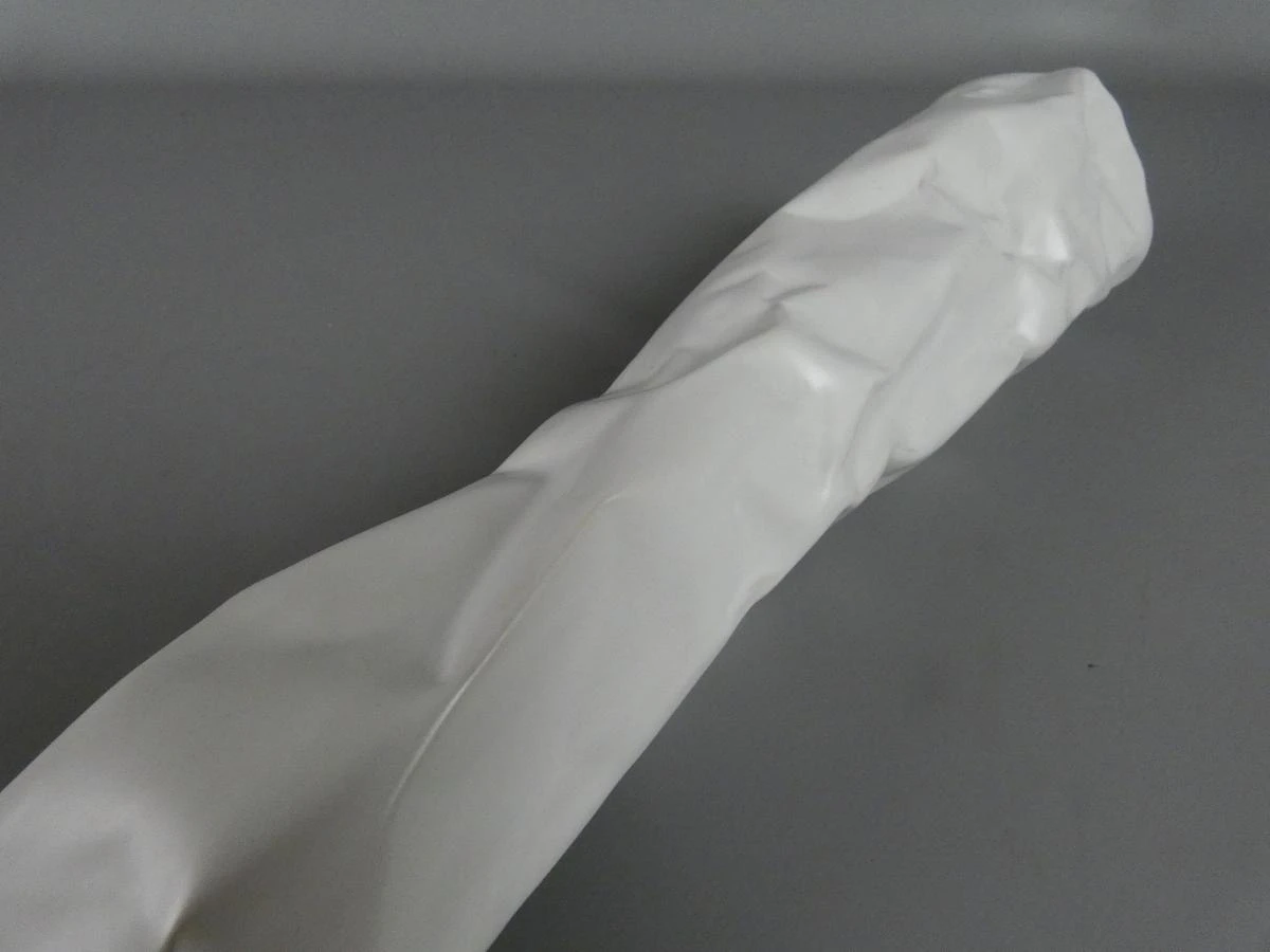 Witte keramische vaas met gerimpeld design