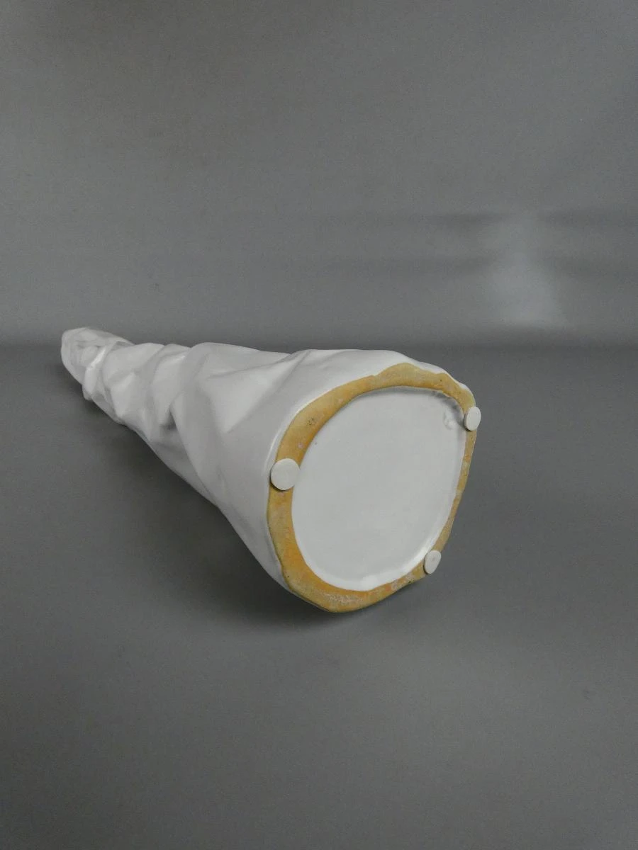 Witte keramische vaas met gerimpeld design