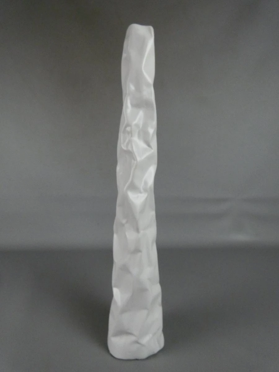 Witte keramische vaas met gerimpeld design