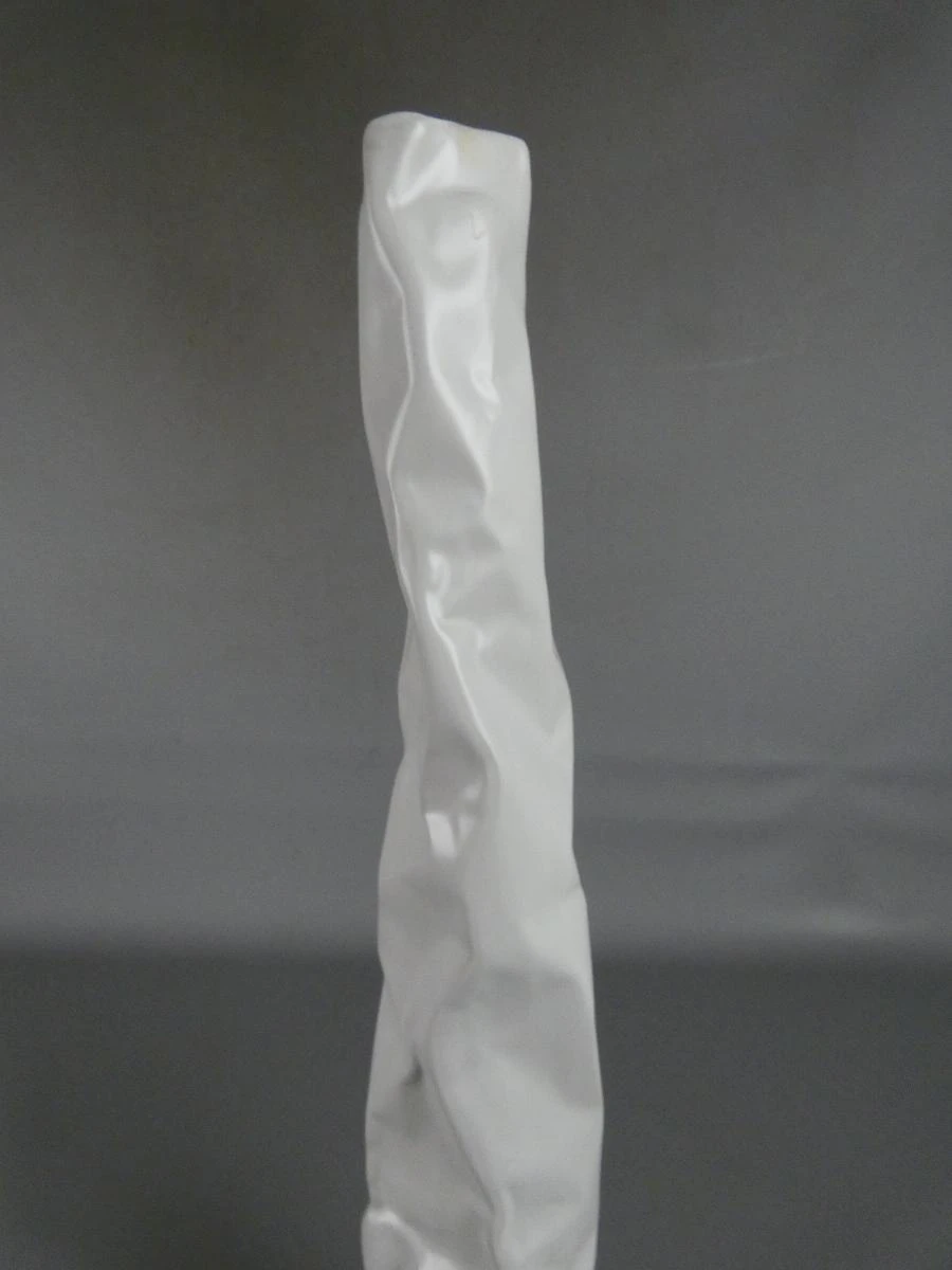 Witte keramische vaas met gerimpeld design