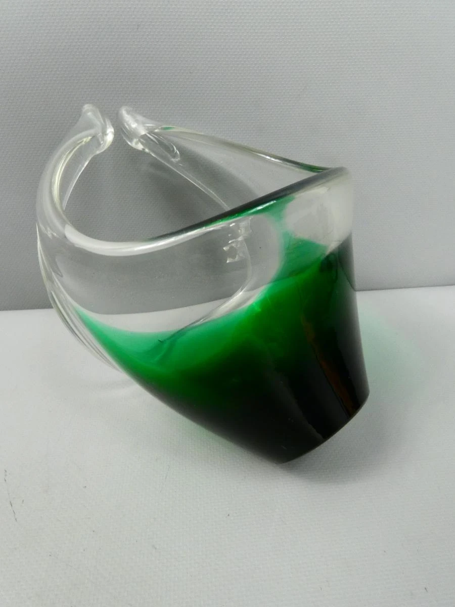 Vintage handgeblazen glazen mand met groene kleuraccenten