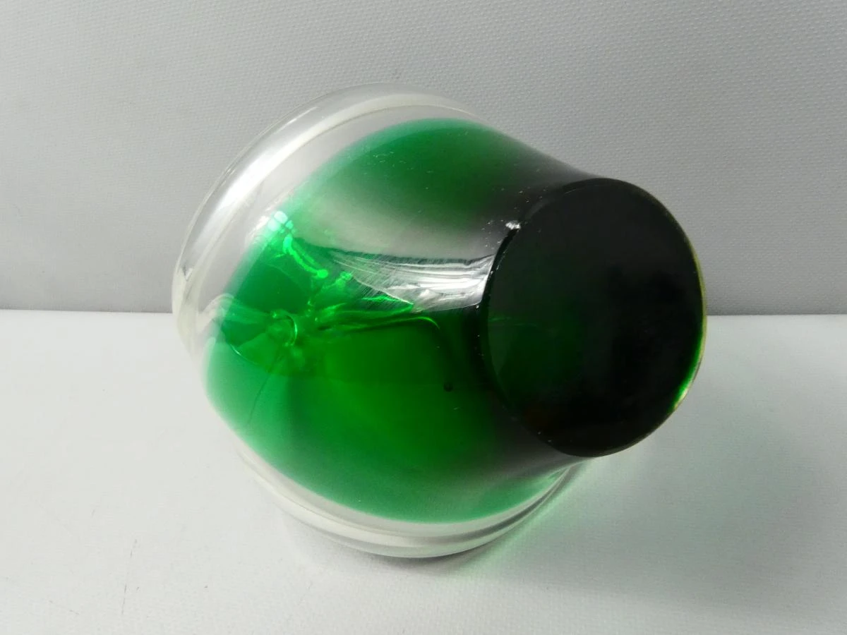 Vintage handgeblazen glazen mand met groene kleuraccenten
