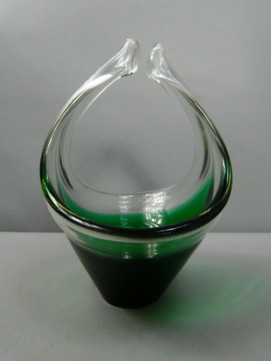 Vintage handgeblazen glazen mand met groene kleuraccenten