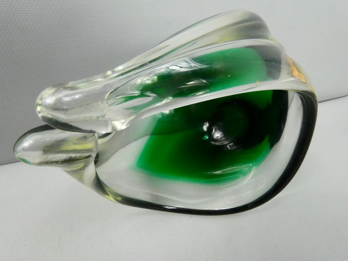 Vintage handgeblazen glazen mand met groene kleuraccenten