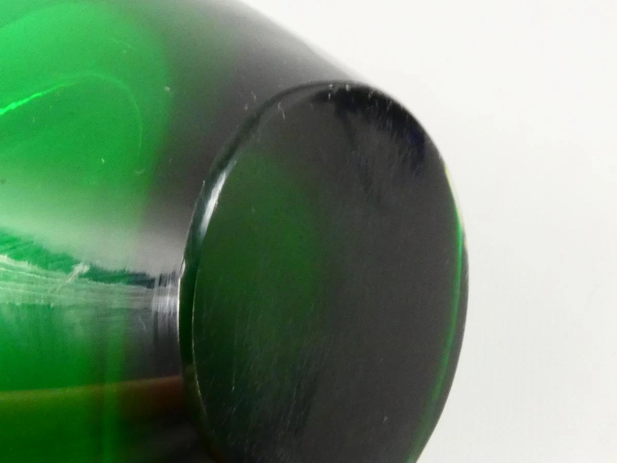 Vintage handgeblazen glazen mand met groene kleuraccenten