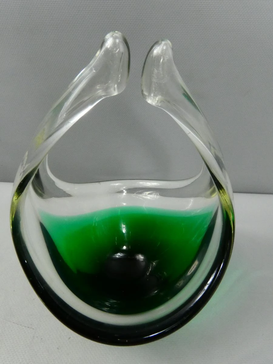 Vintage handgeblazen glazen mand met groene kleuraccenten