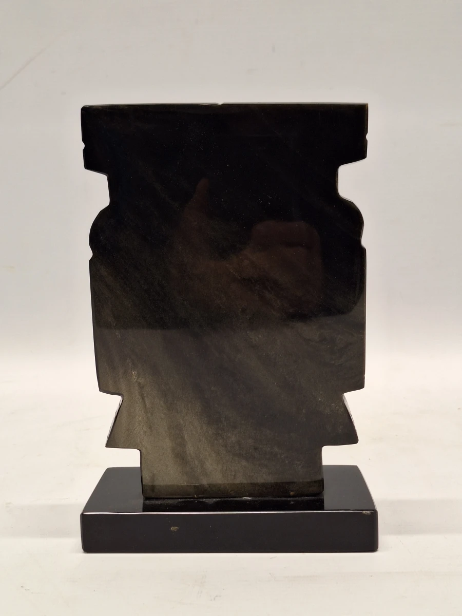 Mexicaans handgesneden beeld van goud-obsidiaan