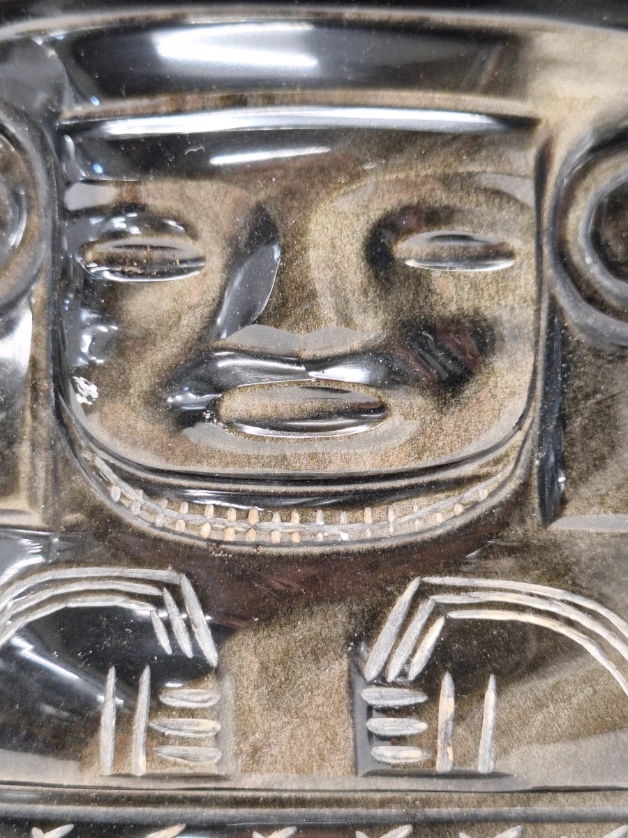 Mexicaans handgesneden beeld van goud-obsidiaan