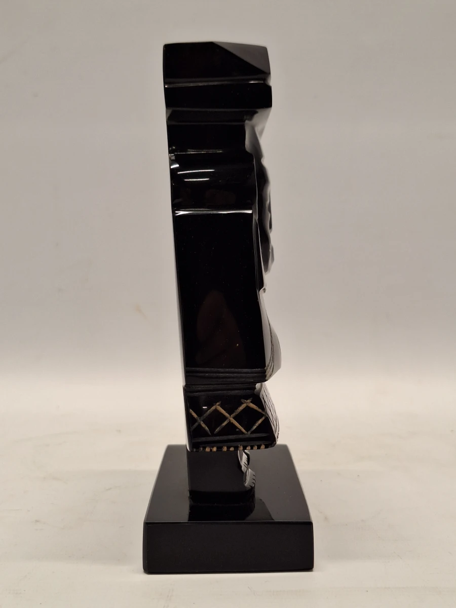 Mexicaans handgesneden beeld van goud-obsidiaan