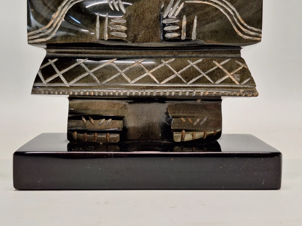 Mexicaans handgesneden beeld van goud-obsidiaan