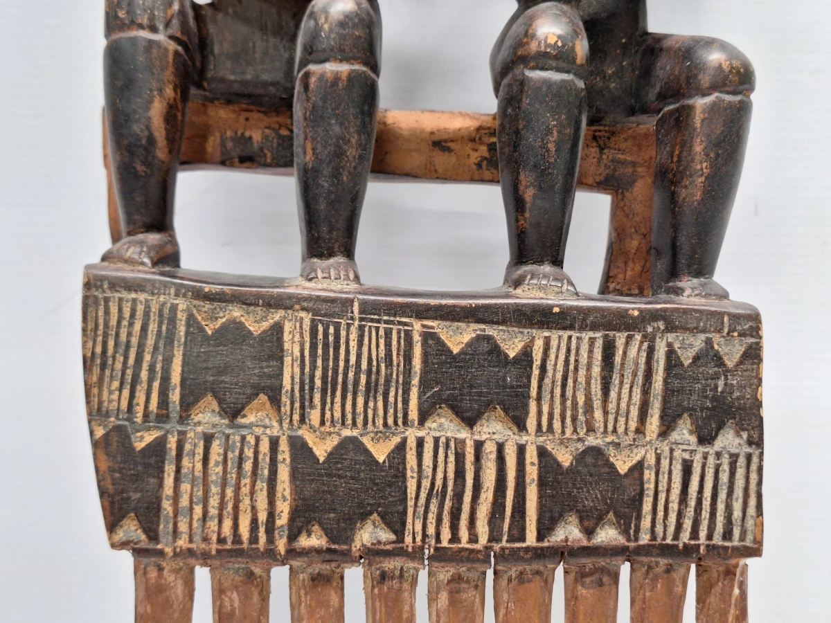Handgesneden houten Ashanti decoratieve kam met echtpaar uit Ghana