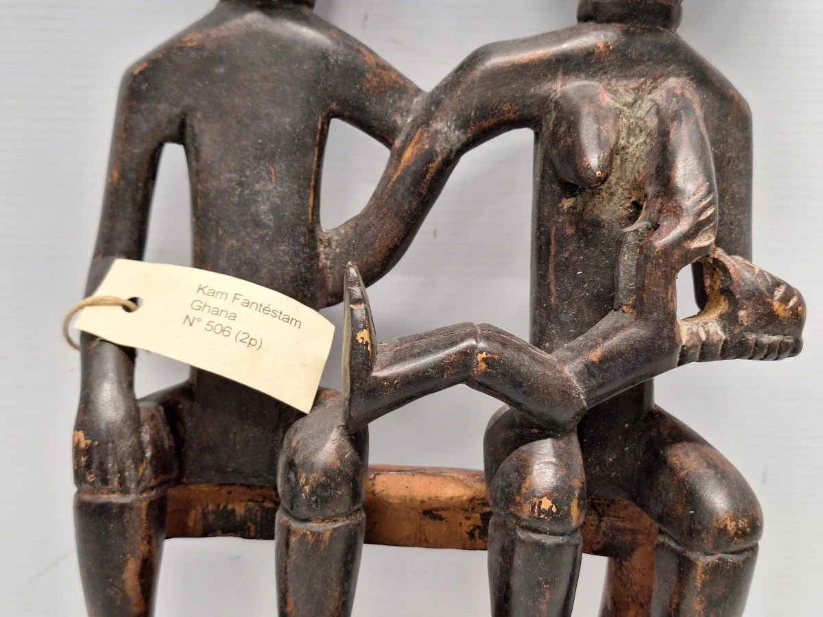 Handgesneden houten Ashanti decoratieve kam met echtpaar uit Ghana