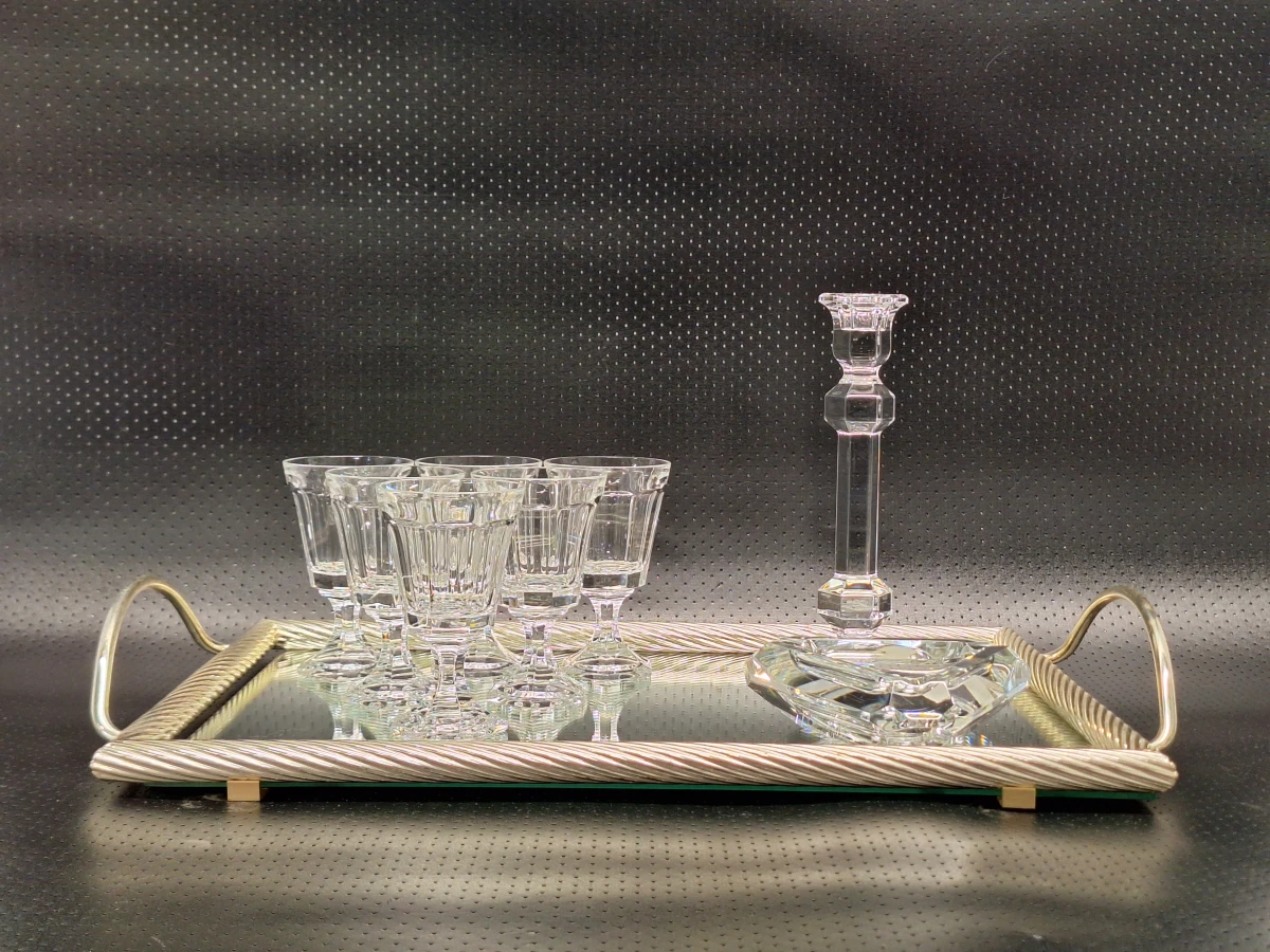 Set van verzilverd spiegel-dienblad en Val Saint Lambert kristal
