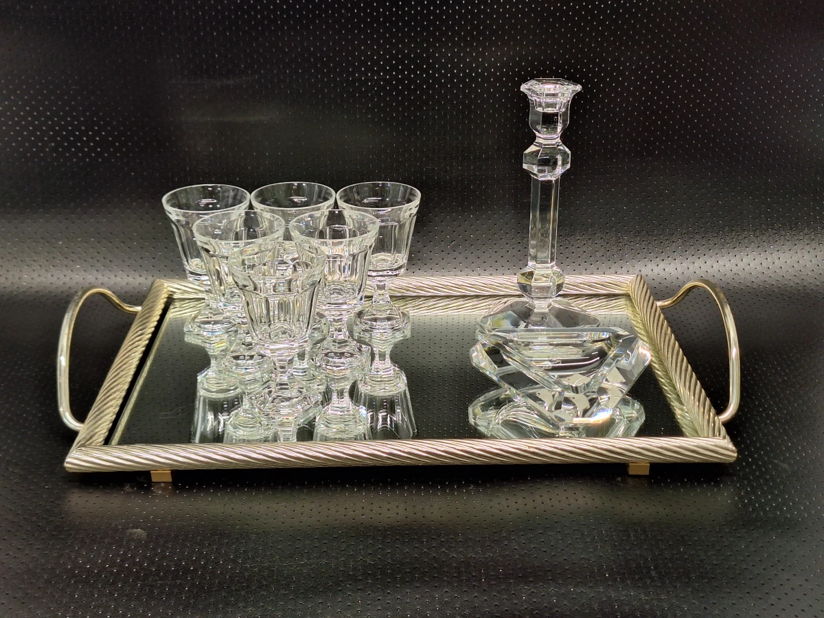 Set van verzilverd spiegel-dienblad en Val Saint Lambert kristal