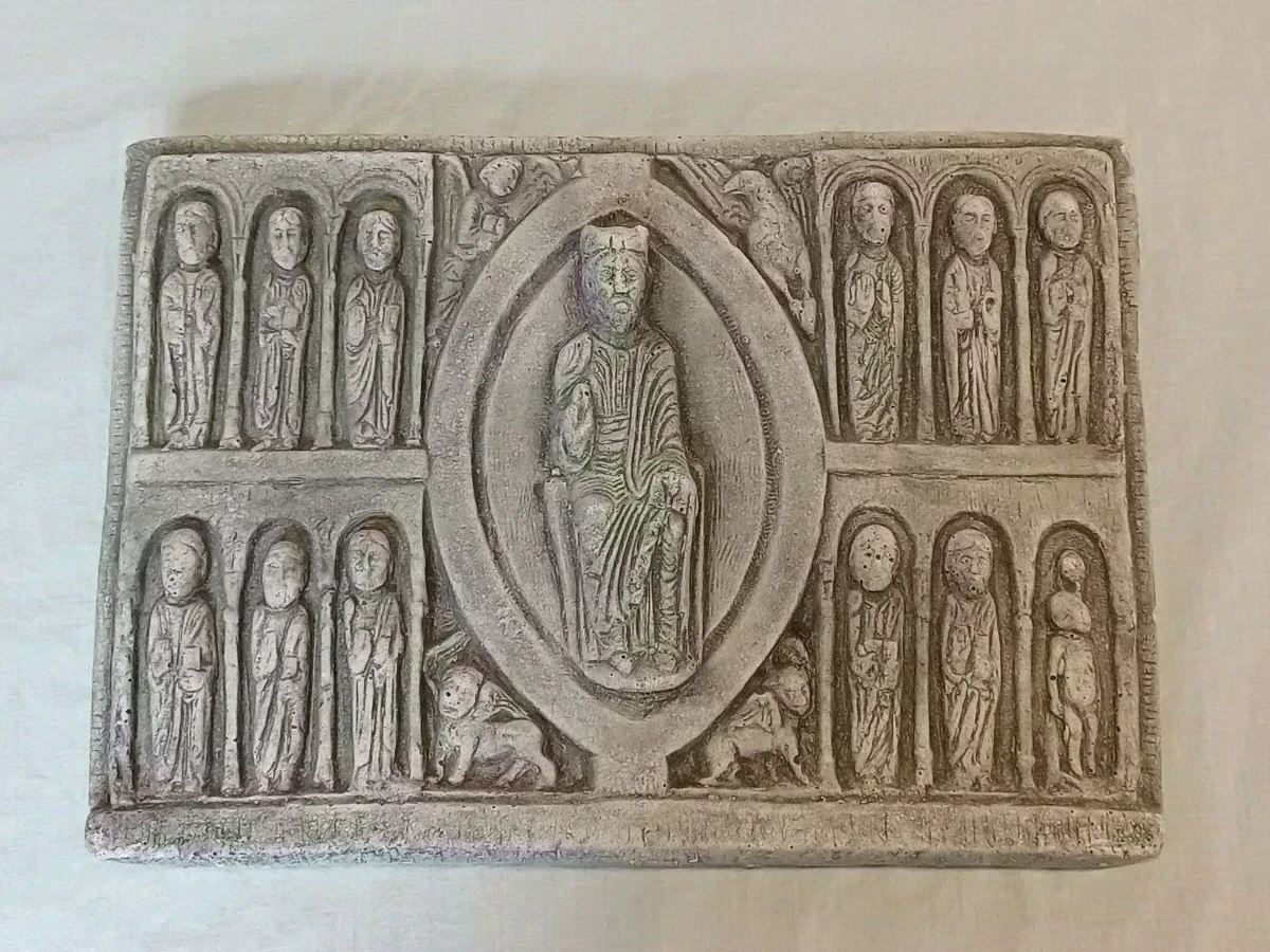 Religieus stenen reliëf met figuren
