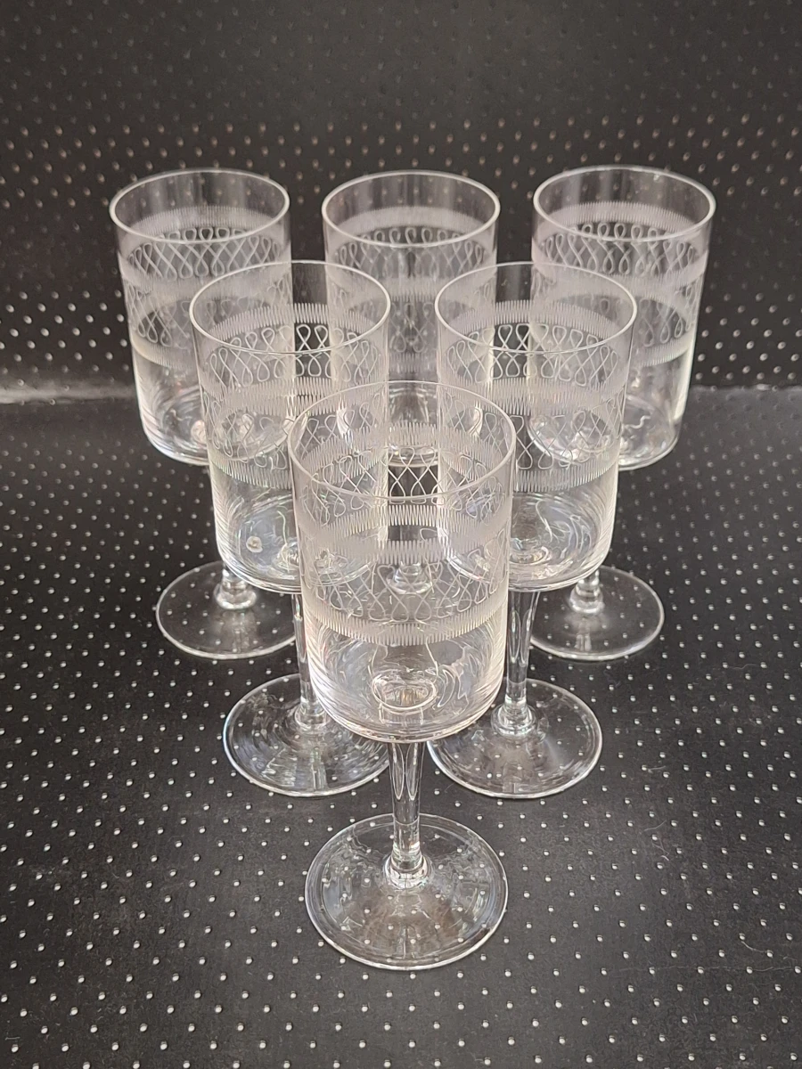 Vintage kristallen drank set met karaf en 12 glazen op een Alessi dienblad