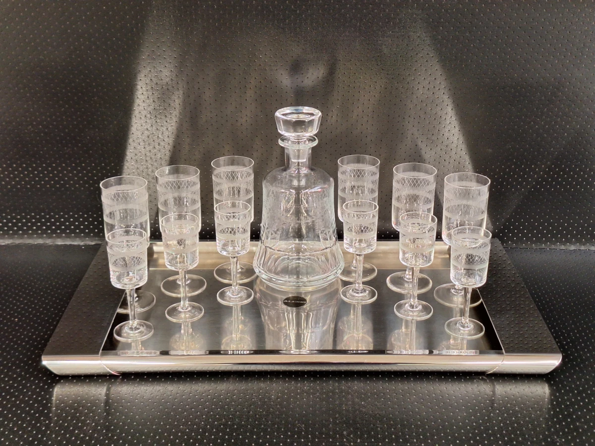 Vintage kristallen drank set met karaf en 12 glazen op een Alessi dienblad