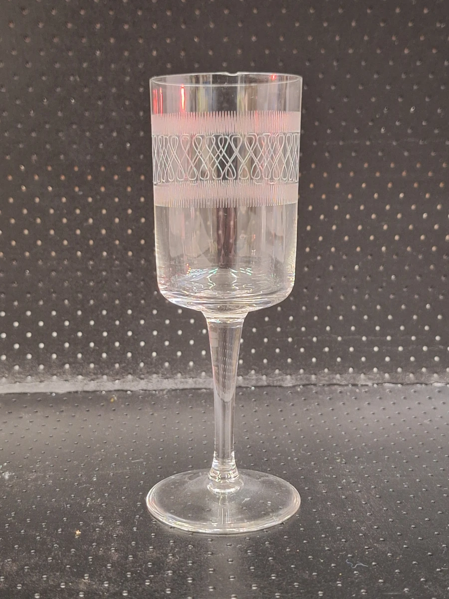 Vintage kristallen drank set met karaf en 12 glazen op een Alessi dienblad