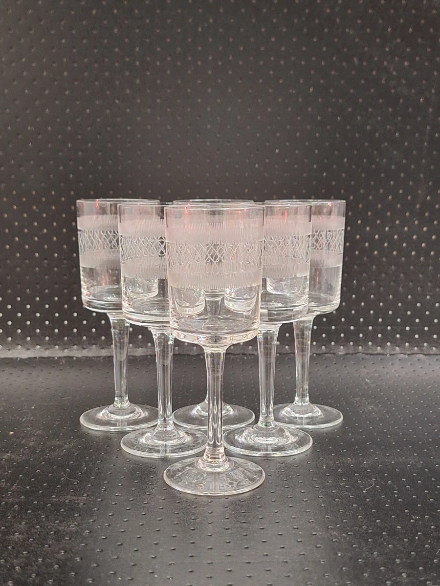 Vintage kristallen drank set met karaf en 12 glazen op een Alessi dienblad