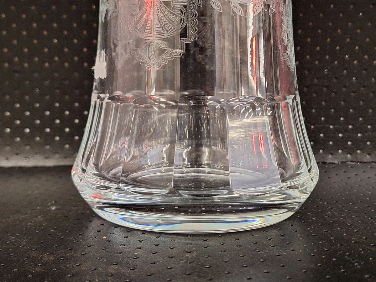 Vintage kristallen drank set met karaf en 12 glazen op een Alessi dienblad