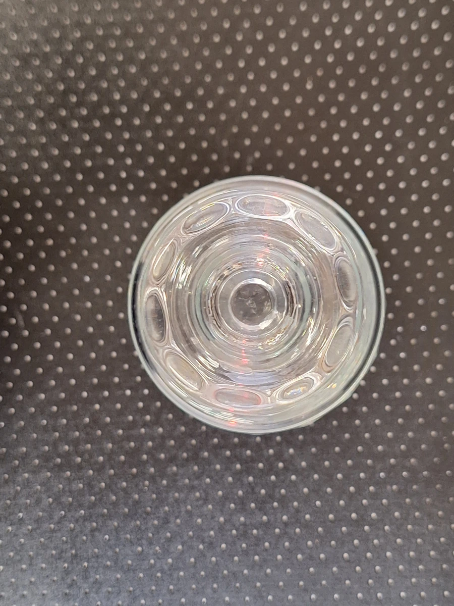 Vintage kristallen drank set met karaf en 12 glazen op een Alessi dienblad