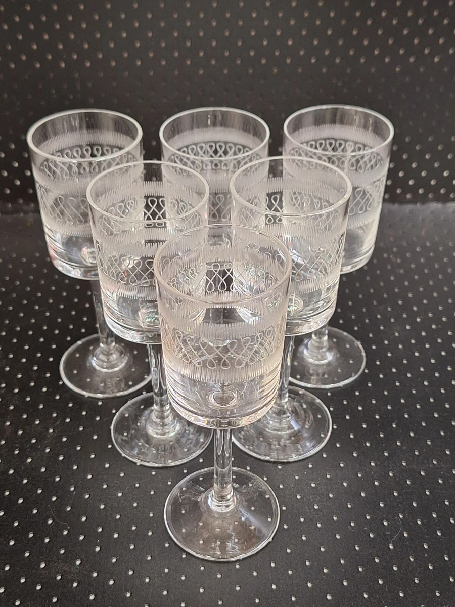 Vintage kristallen drank set met karaf en 12 glazen op een Alessi dienblad