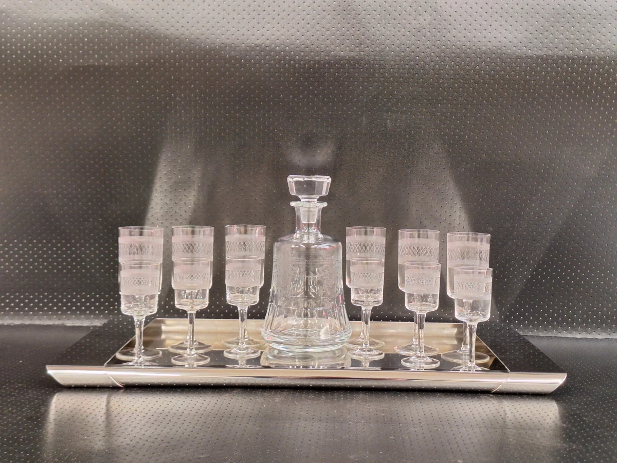 Vintage kristallen drank set met karaf en 12 glazen op een Alessi dienblad