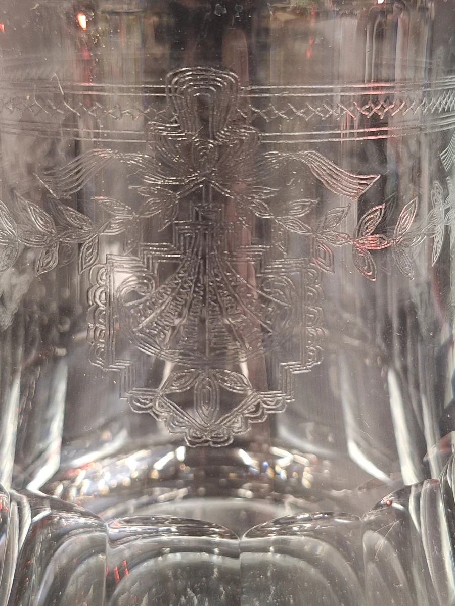 Vintage kristallen drank set met karaf en 12 glazen op een Alessi dienblad