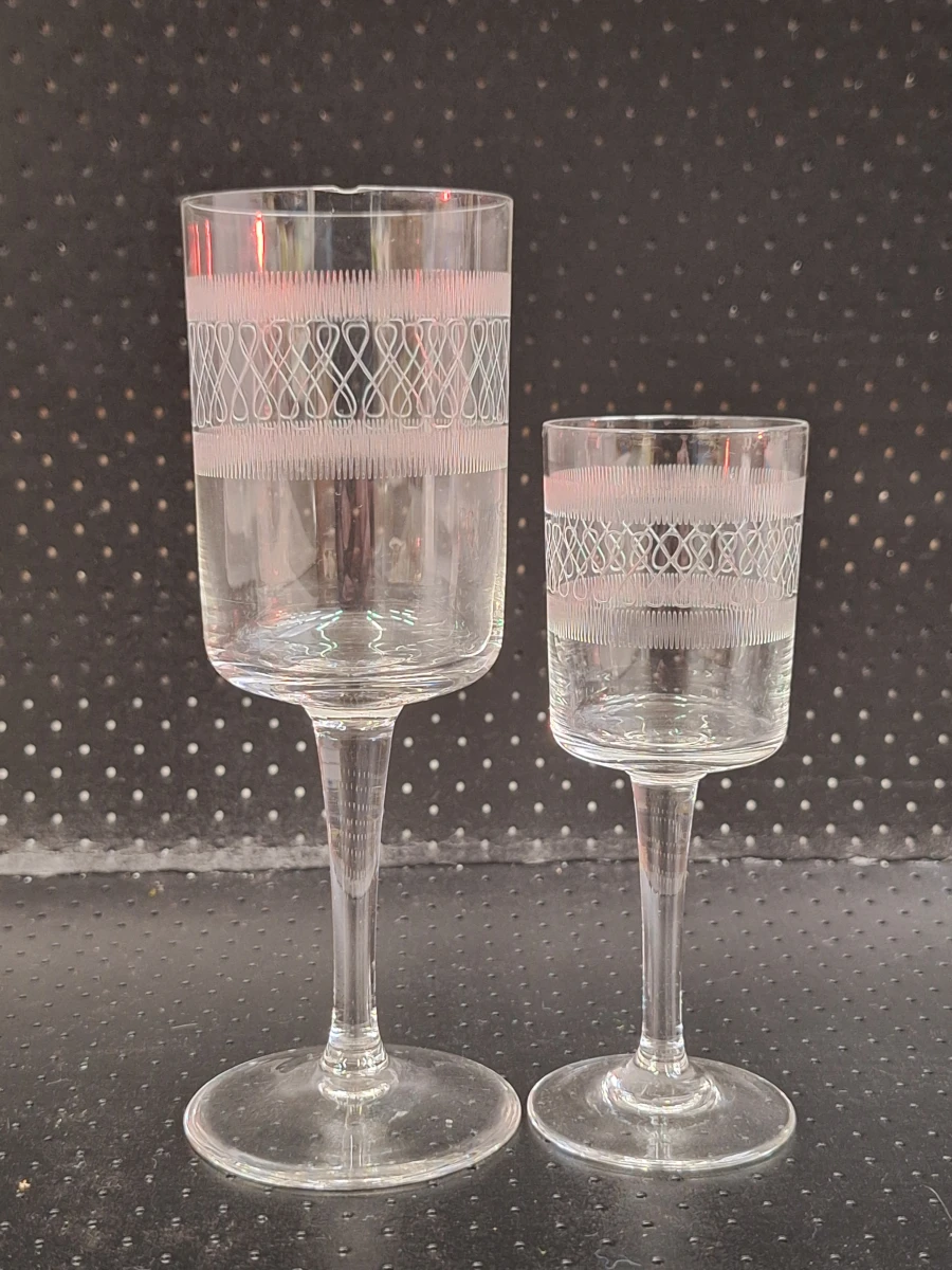 Vintage kristallen drank set met karaf en 12 glazen op een Alessi dienblad