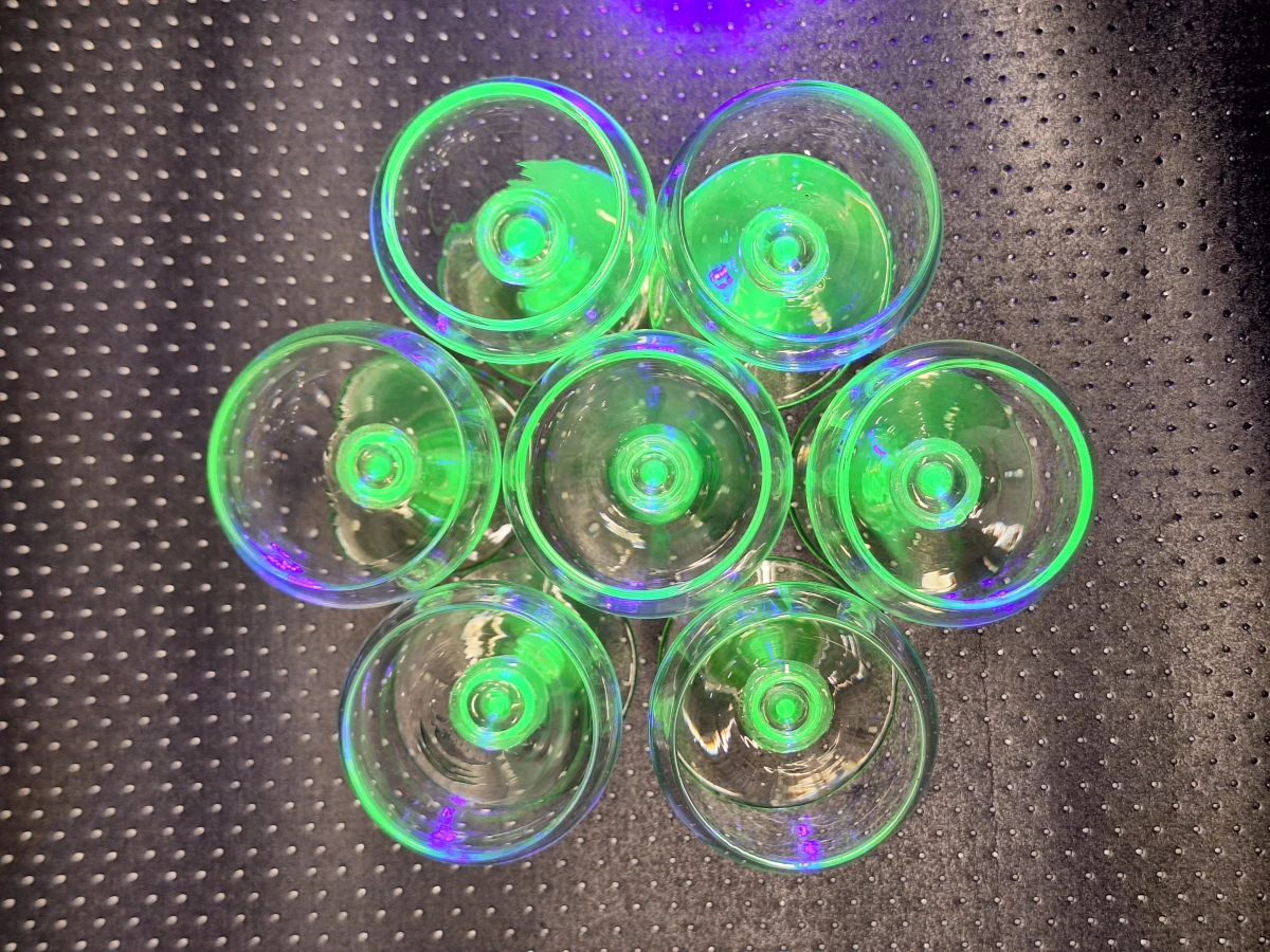 Set van 7 Art-Deco uranium glazen