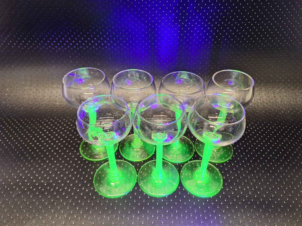 Set van 7 Art-Deco uranium glazen
