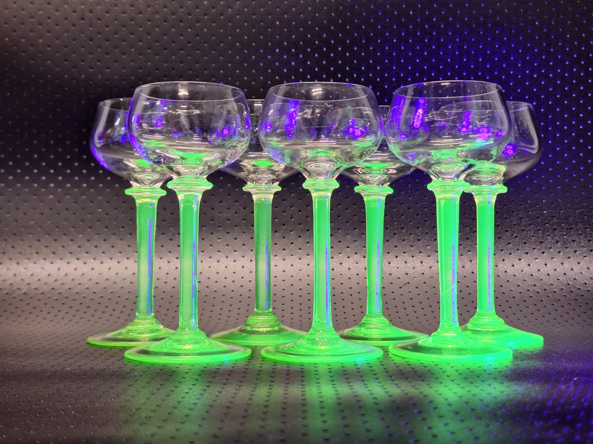 Set van 7 Art-Deco uranium glazen
