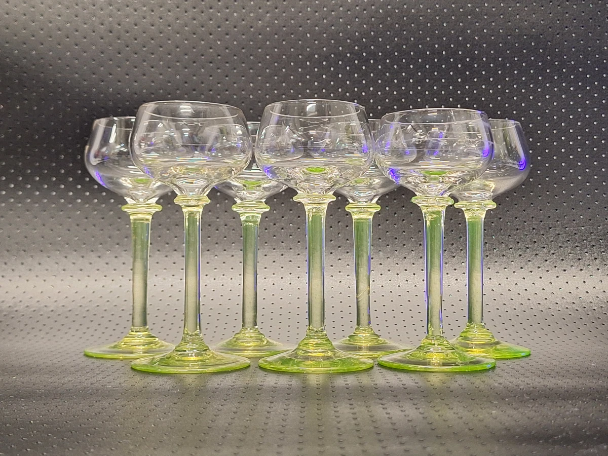 Set van 7 Art-Deco uranium glazen