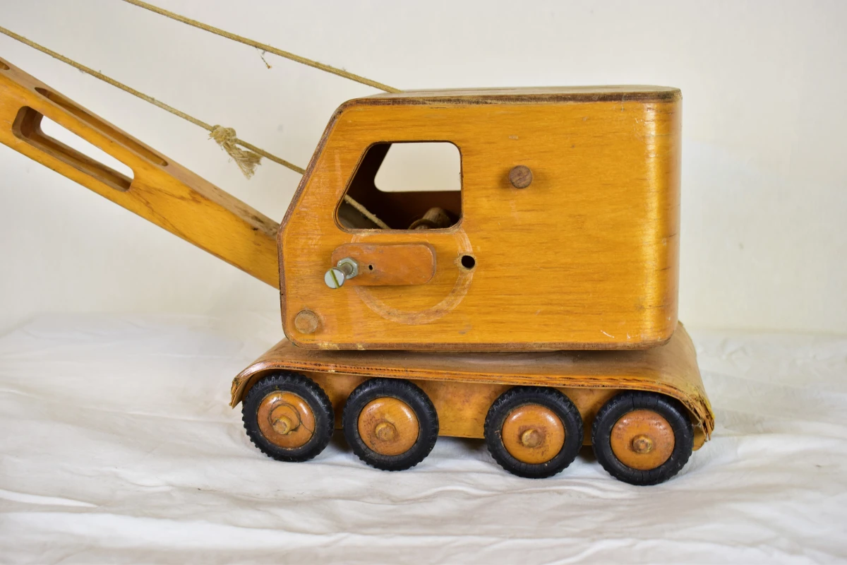 Houten speelgoedkraan met touwen