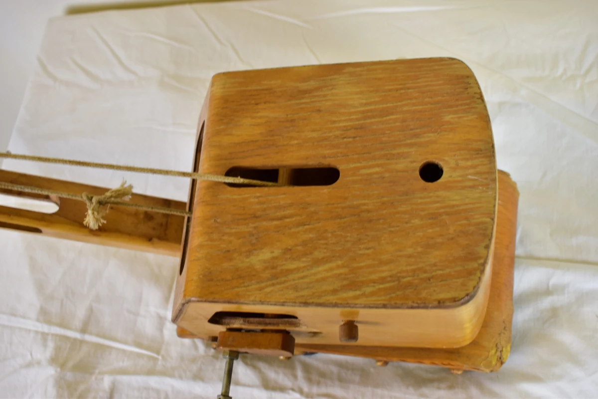 Houten speelgoedkraan met touwen