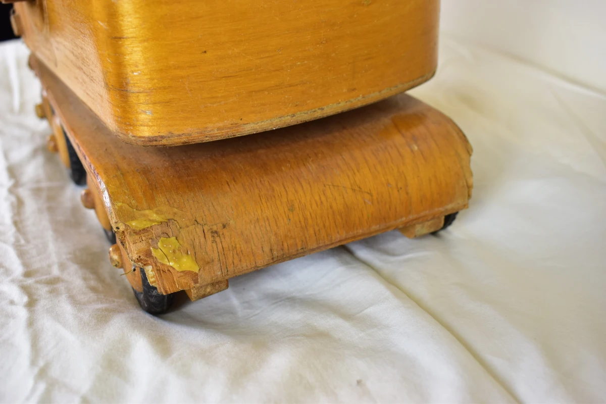Houten speelgoedkraan met touwen