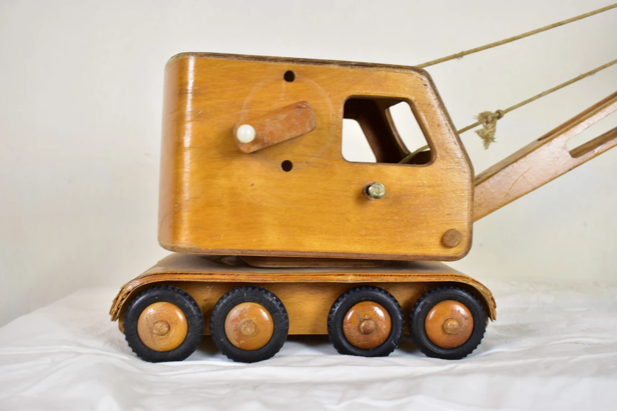 Houten speelgoedkraan met touwen