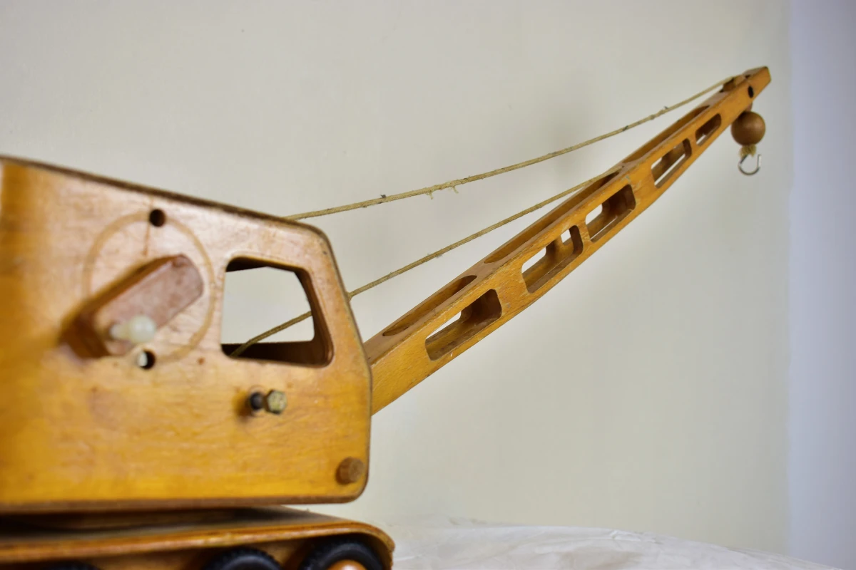 Houten speelgoedkraan met touwen