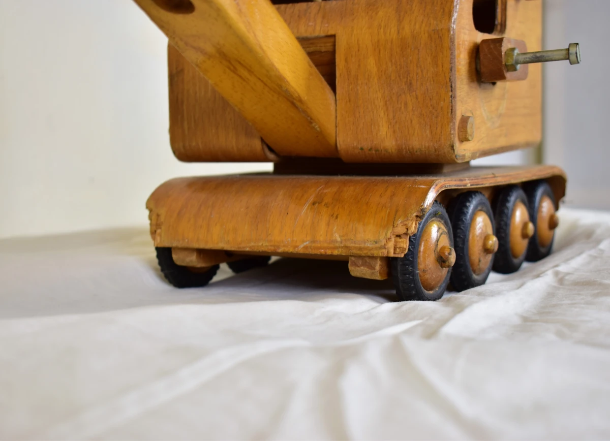 Houten speelgoedkraan met touwen