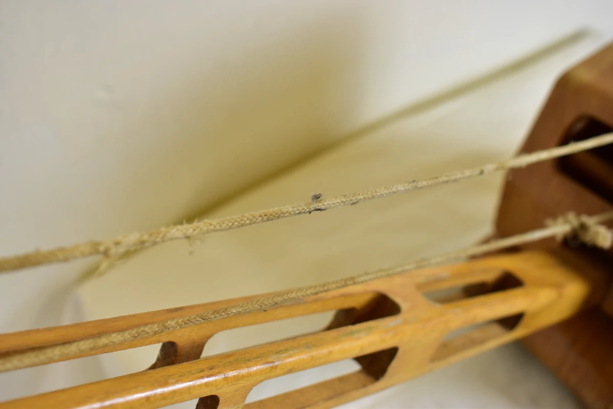 Houten speelgoedkraan met touwen